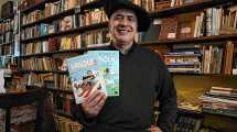 Imagen de Constructor de cabañas y escritor de best sellers: el autor de Bariloche que pasó del policial a los libros infantiles