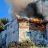 Imagen de En fotos: así trabajaron los bomberos durante el voraz incendio en el Hotel Huemul de Bariloche