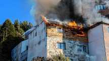 Imagen de En fotos: así trabajaron los bomberos durante el voraz incendio en el Hotel Huemul de Bariloche