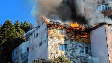 En fotos: así trabajaron los bomberos durante el voraz incendio en el Hotel Huemul de Bariloche