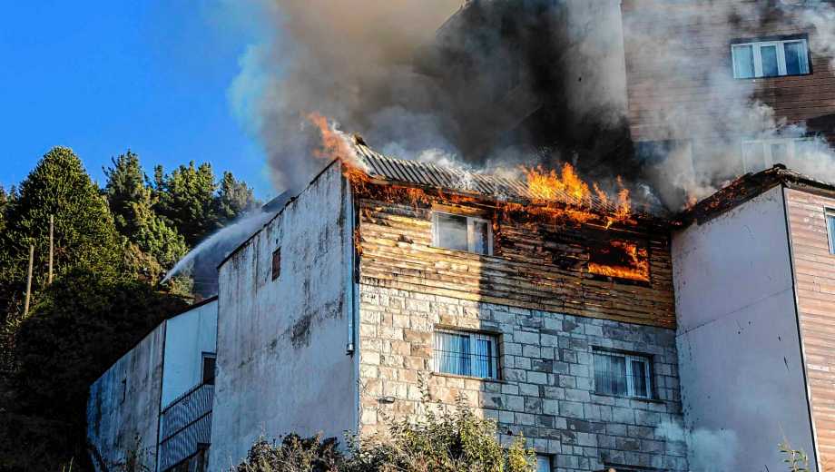 Incendio en el Hotel Huemul. Clarín Fotografía.