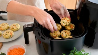 Buñuelos de arroz y verduras: cómo transformar las sobras en una receta práctica, sabrosa y saludable