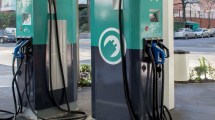 Imagen de Impulsan un cambio en las estaciones de servicio en el país: proponen incorporar cargadores para autos eléctricos 