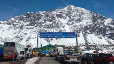 Un importante cruce entre Chile y Argentina cerrado este miércoles: suspendieron el tránsito por nevadas