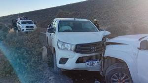 Choque entre dos camionetas petroleras en el Dique Loma de la Lata