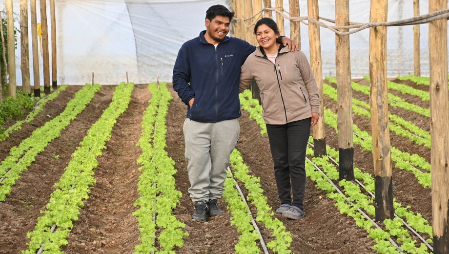 Wilber Quispe y Lurdes Mamani llegaron hace varios años a la Patagonia dónde actualmente cultivan su futuro. Foto: Flor Salto. 