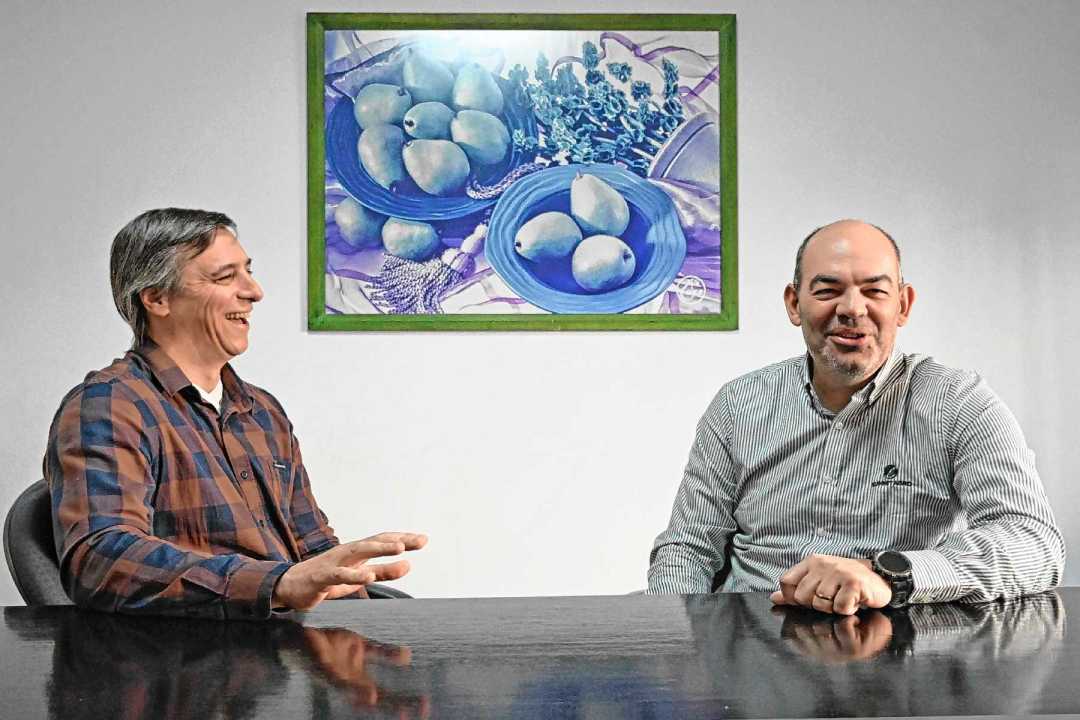 Los rostros de una alianza: Javier Legaspi, de Tecniterra, y Fernando Moretti, de Summit Agro Argentina, en Cipolletti, localidad importante para la fruticultura del Alto Valle. 