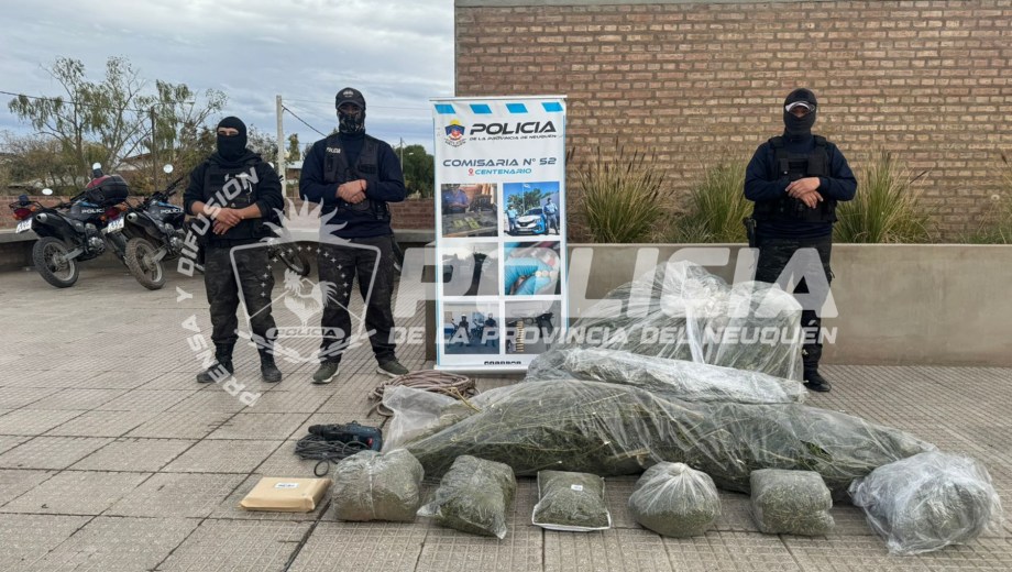Secuestran drogas, un arma de fuego y elementos vinculados a un robo. Foto: Policía de Neuquén. 