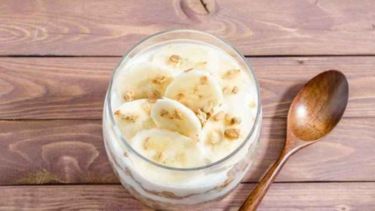 Cómo preparar un delicioso postre de yogur y banana: bajo en azúcares y perfecto para merendar