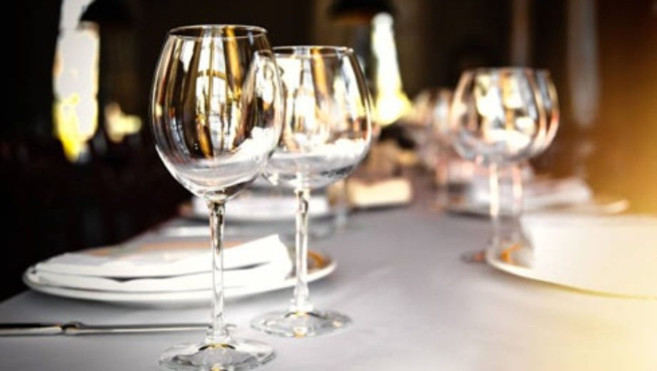 Copas de cristal: el secreto de los sommeliers para limpiarlas sin riesgo y lograr un brillo impecable.-
