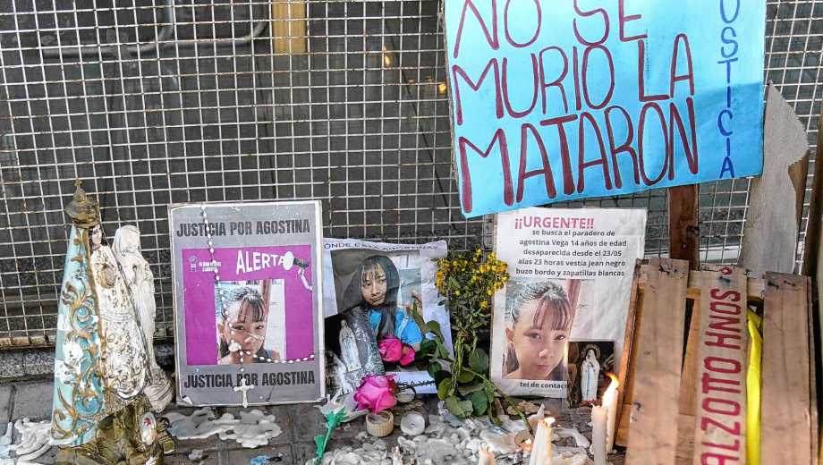 Pequeño altar frente a la casa de Agostina Vega del barrio Mosconi en Córdoba. Clarín Fotografías.