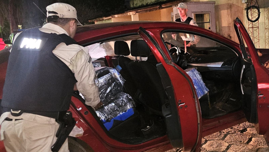 El automóvil tras la fuga llevaba nueve bultos con más de 280 kilos de cannabis secuestrados por Prefectura.
