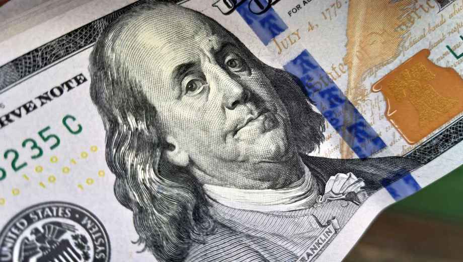 Dólar hoy y reservas récord: a cuánto cotiza el dólar oficial y los financieros.-