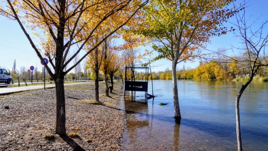 Aumenta el caudal del río Limay aguas abajo de Arroyito. Foto: Cecilia Maletti. 