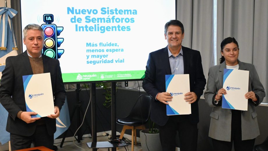El intendente, Mariano Gaido, firmó el contrato para incorporar IA a todos los semáforos de la ciudad. Foto: Florencia Salto.