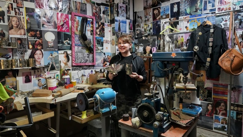 Daniela Vivanco se inspira del contexto para crear sus joyas en Neuquén. (Cecilia Maletti).