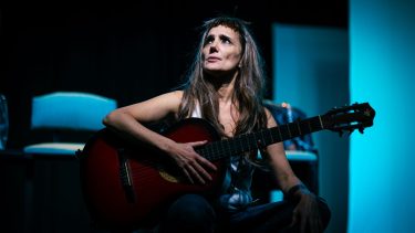 «El ser querido», el unipersonal de Jorgelina Aruzzi, llega este domingo a Neuquén: «La música es milagrosa y salva»