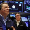 Imagen de El riesgo país baja hacia los 540 puntos mientras caen acciones argentinas en Wall Street