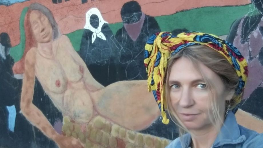 Fue quien restauró el emblemático mural del hotel del Comahue. (Fotos: Gentileza)