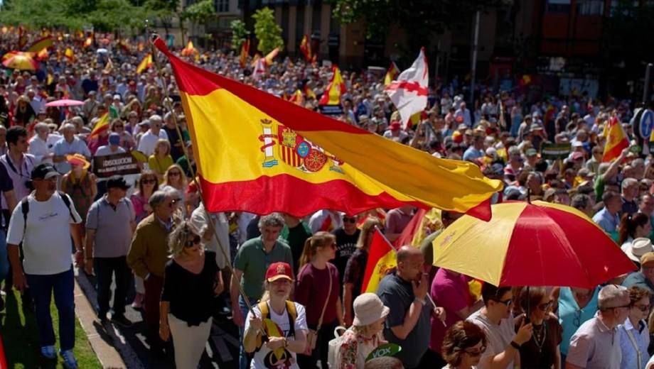 Marcharon en Madrid para reclamar la renuncia de Pedro Sánchez. Foto: NA 