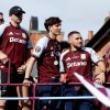 Imagen de Dibu Martínez fue la figura de los festejos del Aston Villa: de la canción especial al discurso desafiante