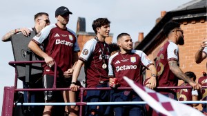 Dibu Martínez fue la figura de los festejos del Aston Villa, campeón de la Europa League