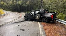 Imagen de Impactante choque frontal entre dos camionetas en la Ruta 40: trasladaron a tres heridos a Villa La Angostura