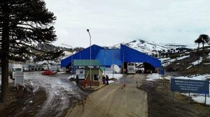 Cierran Pino Hachado por presencia de nieve y hielo: trabajan para despejar el camino