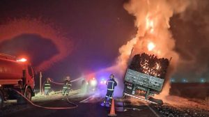 Dramático incendio en Ruta 22: un camionero escapó antes de que el fuego destruyera su camión