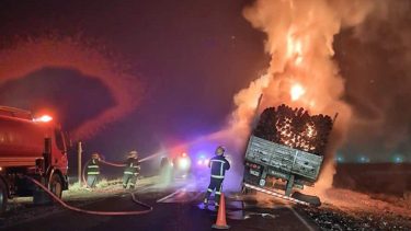 Dramático incendio en Ruta 22: un camionero escapó antes de que el fuego destruyera su camión
