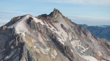 Un volcán chileno cercano a Neuquén elevó su nivel de alerta tras registrar 400 sismos: ¿dónde se ubica?