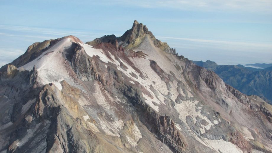 Un volcán chileno cercano a Neuquén elevó su nivel de alerta tras registrar más de 400 sismos