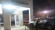 Imagen de Chocó contra una comisaría de Roca y generó caos al asegurar que tenía una bomba: antes había atropellado una moto