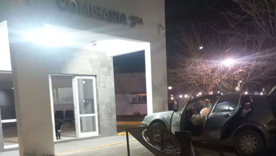 Chocó contra una comisaría de Roca y generó caos al asegurar que tenía una bomba: antes había atropellado una moto