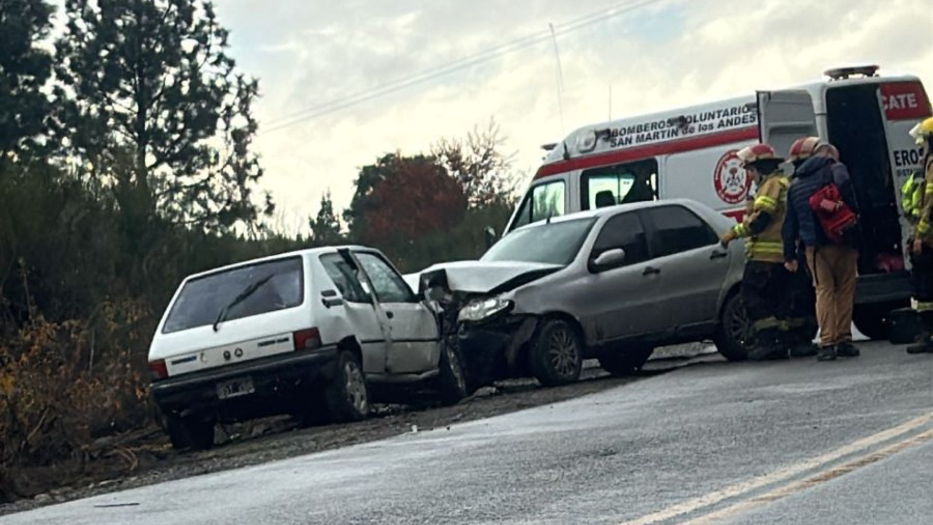 Fuerte choque entre dos autos en San Martín de los Andes: hay personas ...