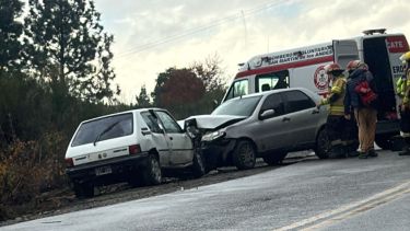 Fuerte choque entre dos autos en San Martín de los Andes: hay personas heridas