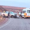 Imagen de Violento choque entre dos camionetas y una trafic en una curva de la Ruta 17: trasladaron a los heridos a Añelo