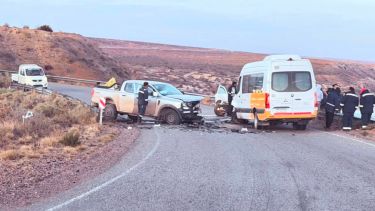 Violento choque entre dos camionetas y una trafic en una curva de la Ruta 17: trasladaron a los heridos a Añelo