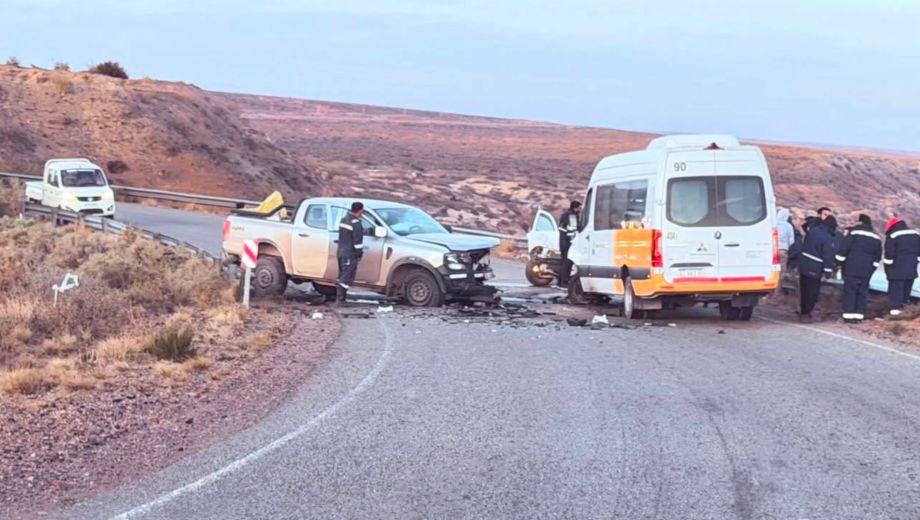 Violento choque entre una camioneta y una trafic en una curva de la Ruta 17. Foto: FM Municipal Añelo
