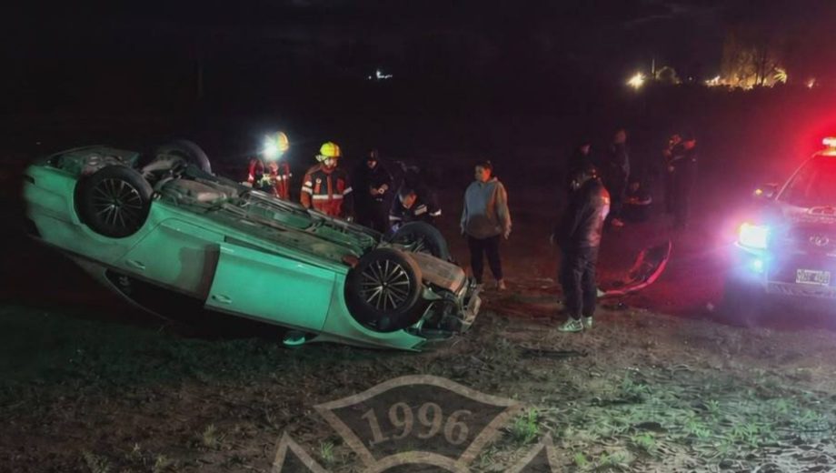 Trágico vuelco en la ruta 6. Foto: Bomberos Voluntarios de Rincón de los Sauces.