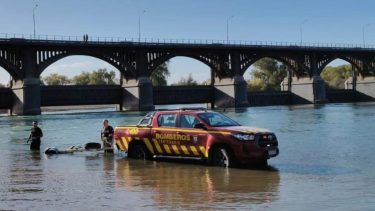 Dramático rescate en Dique Ballester tras el vuelco de un kayak: bomberos le salvaron la vida a un hombre y su hijo de 6 años