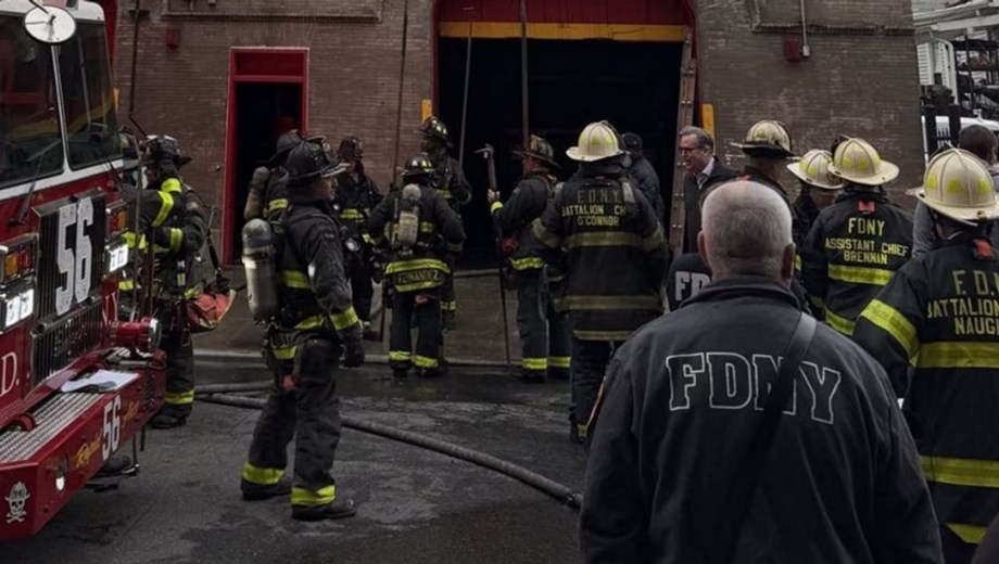 Explosión e incendio en un astillero de Nueva York. Fotografía @FDNY.