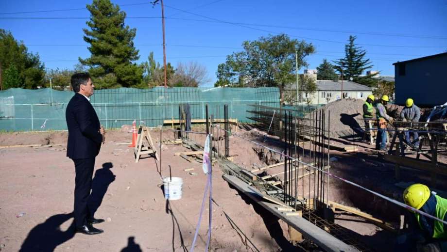 El intendente Mariano Gaido anunció la construcción de un espacio cubierto para la práctica de deportes en Valentina (neuquen capital)