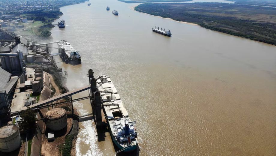 Buques de gran porte operando en las terminales del Gran Rosario. El polo agroindustrial sobre el río Paraná concentra el mayor volumen de despachos del mundo. (Foto: gentileza)