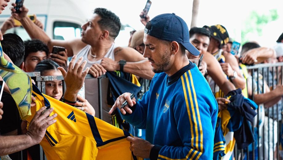 Boca llegó a Ecuador y Paredes firmó autógrafos. (Foto: @BocaJrsOficial)