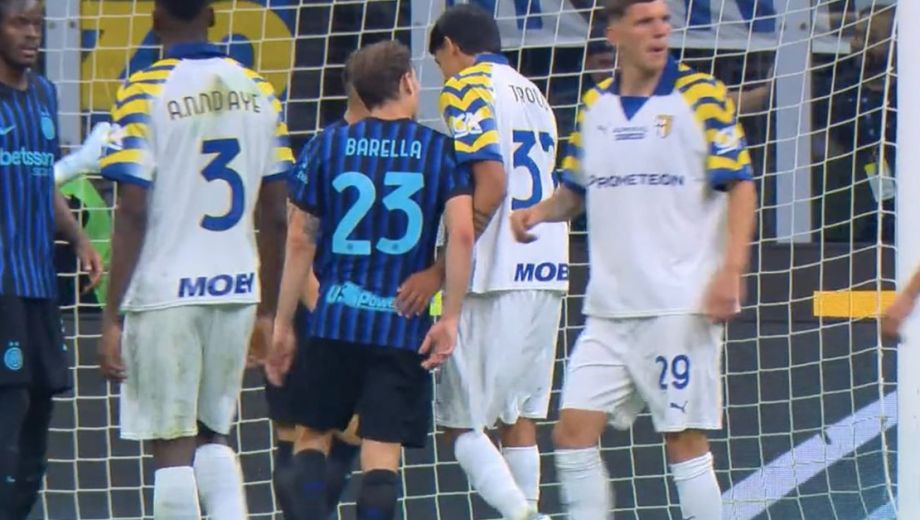 Barella y Troilo tuvieron un fuerte diágolo en el duelo entre Inter y Parma. 