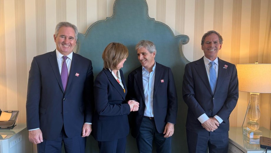 El ministro de Economía, Luis Caputo, anunció que Chevron presentará un proyecto de inversión por más de US$ 10.000 millones en Argentina para incorporarse al Régimen de Incentivos a las Grandes Inversiones (RIGI). 
