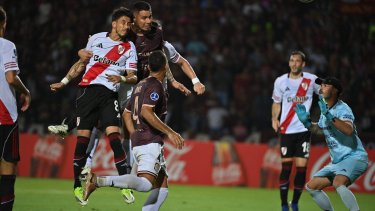 River venció a Carabobo en la última: falló un penal, se lo empataron con 10, expulsaron a Beltrán y atajó Viña