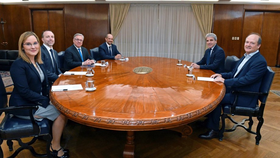 Luis Caputo y Daniel González junto a la delegación de Chevron en Buenos Aires, donde analizaron la competitividad de la cuenca local frente a los estándares internacionales. Foto gentileza.