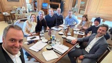 Los Menem, los Caputo y Manuel Adorni a la cabeza: el Gobierno busca pulir el paquete de leyes para enviar al Senado